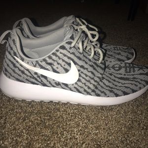 Used women’s custom nike roshe size 10!